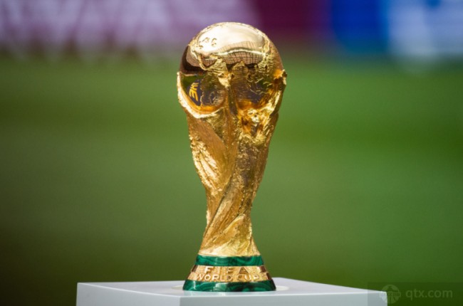 世界杯预热海报里没有C罗遭质疑，FIFA删除原海报改“怀旧”（预热海报未见C罗惹质疑，FIFA删原图改发怀旧版）